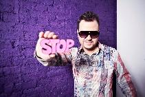 Популярный эстрадный вокалист Алекс Мати исполнил песню Чарли Чаплина в прямом эфире