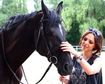 Певица Соня Кей снимает стресс катанием на лошадях
