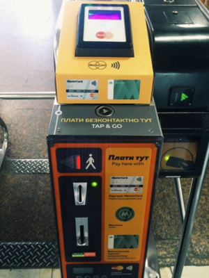 Киевляне начали расплачиваться в метро с помощью смартфонов