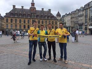 Сборная украинцев вместе с ТМ «Чернігівське» поддержала нашу футбольную команду во Франции