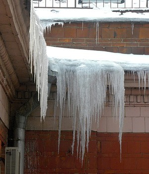 Украинцы до сих пор борются со снегом и льдом устаревшими методами