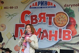 Гостей фестиваля - «Свято гурманів» в ЦТ «Дарынок» угостили 60-ти килограммовым сырником 
