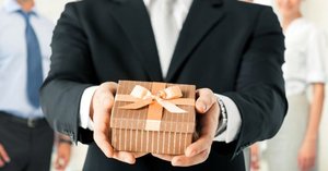 Корпоративные подарки на праздники: дарите радость партнерам и клиентам!