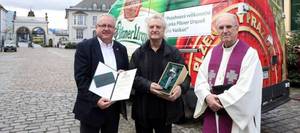 Чешские пивовары угостили Папу Римского пасхальным пивом Pilsner Urquell