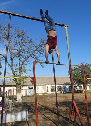 Молодежи Корабельного района города Николаева помогают развивать «Street Workout»