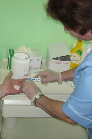 Лікування ВІЛ-позитивних засуджених Кременчуцької виправної колонії № 69,  що на Полтавщині