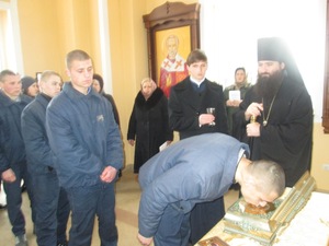 У Кременчуцьку виховну колонію управління ДПтС України в Полтавській області привезли мощі Миколая Чудотворця 