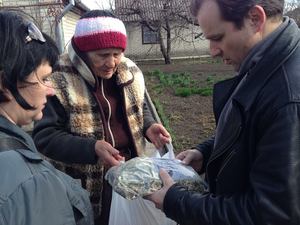 Черкаські волонтери доставили гуманітарку жителям прифронтової Красногорівки 