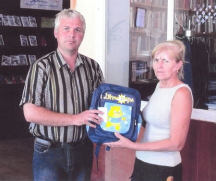 БУКОВИНСЬКІ «ПЕРШАЧКИ» ОТРИМАЛИ ПОРТФЕЛІ В ДАРУНОК ВІД «НАШОЇ УКРАЇНИ»