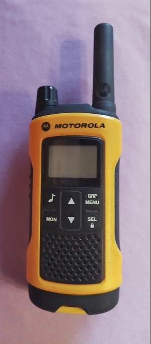 Рация Motorola TLKR T80 Extreme с двумя новыми батареями