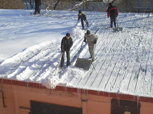 Уборку крыши от снега,  наледи,  сосулек доверьте профессионалам!