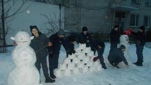 Після снігопаду хлопці Кременчуцької виховної колонії наліпили кумедних сніговиків