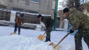                В Кременчуцькій виховній колонії гуртом почистили сніг